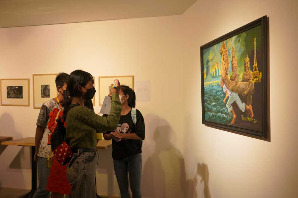 Gallery patrons at the book launch event view some of Vann Nath’s paintings. STP GALLERY