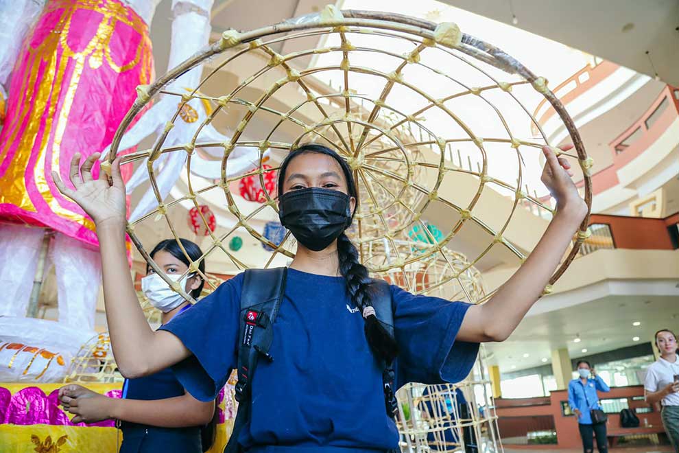 Students do much of the work making the giant puppets for the parade. SUPPLIED
