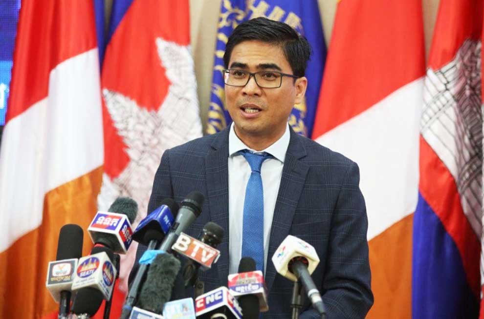 Education ministry’s Dy Khamboly speaks at a press conference in 2020. AKP