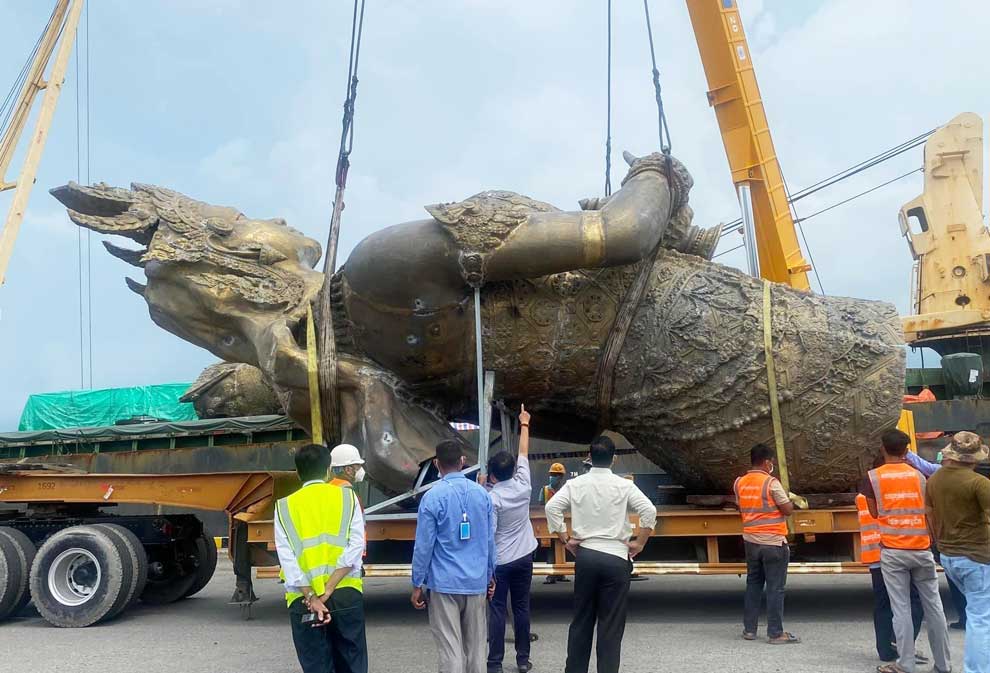 Statues of Preah Thong and Neang Neak are set to be installed at their namesake roundabout in Prey Nop district, Preah Sihanouk province, on Friday. SUPPLIED