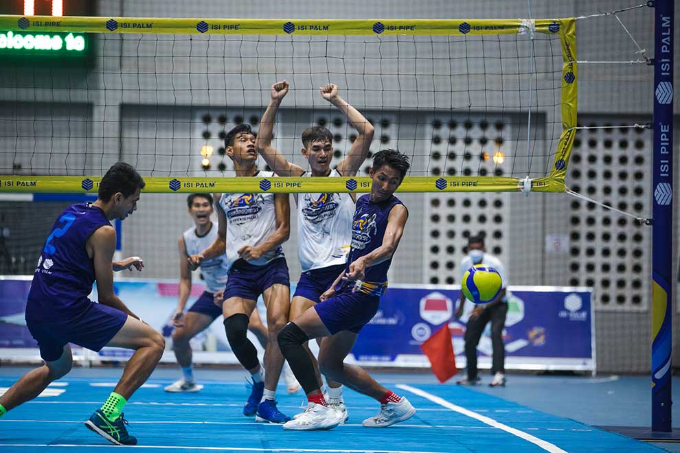 Duk (right) watches at the ball during the match between Borey Kheam Panha and the Ministry of Interior’s A Team. SUPPLIED