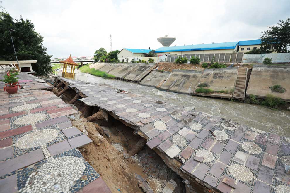 The Prek Tnaot canal bank collapsed at Takhmao town in Kandal province on Monday.