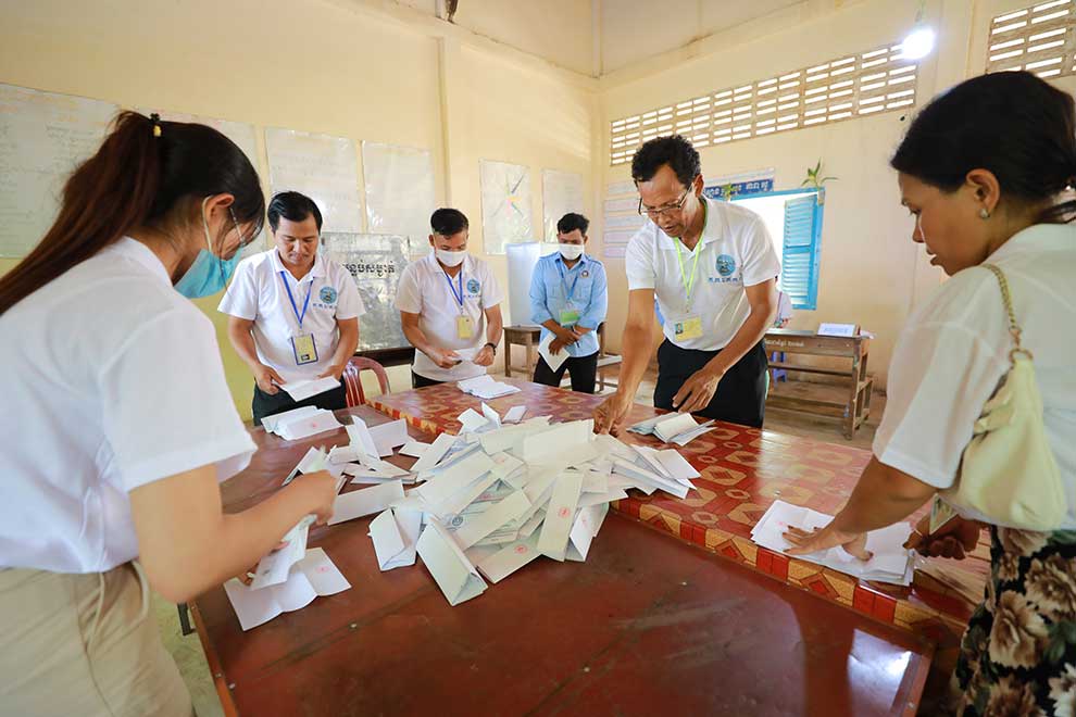 NEC officials begin counting the commune council elections ballots at Bun Rany Hun Sen High School in Koh Dach commune of Phnom Penh’s Chroy Changvar on June 5.
