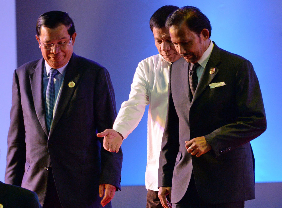 Prime Minister Hun Sen and Bruneian Sultan Hassanal Bolkiah during the ASEAN summit in the Lao capital Vientiane in September 2016. MFAIC