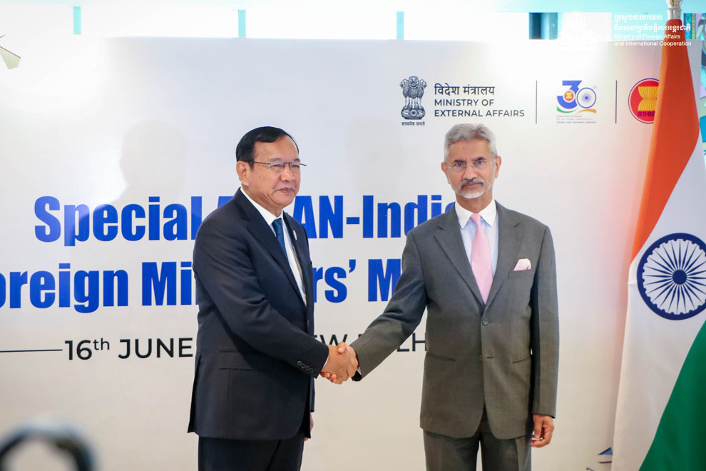 Foreign minister Prak Sokhonn (left) meets his Indian counterpart Subrahmanyam Jaishankar at the Special ASEAN-India Foreign Ministers’ Meeting in the Indian capital New Delhi on June 16. SUPPLIED