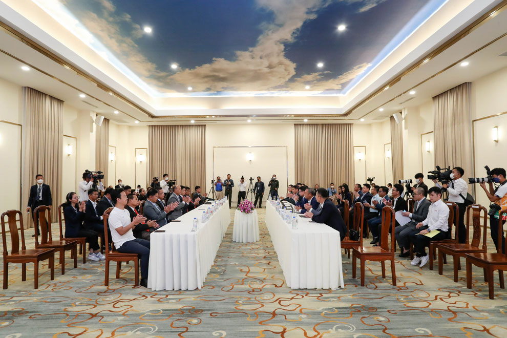 Metfone and Cambodian Premier League representatives at the MOU signing ceremony