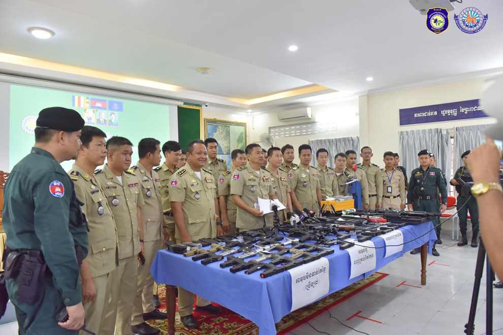 Preah Sihanouk provincial police chief Major General Chuon Narin (centre) during the press conference on June 25. POLICE