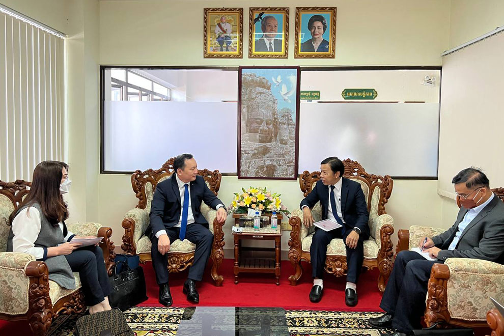 Reach Ra (right) meets with Mongolia ambassador to Cambodia Jamsran Byambasuren on June 29. COMMERCE MINISTRY