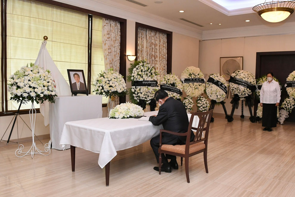 Prime Minister Hun Sen pays respects to slain former Japanese Prime Minister Shinzo Abe at the Embassy of Japan in Phnom Penh on July 11. AKP