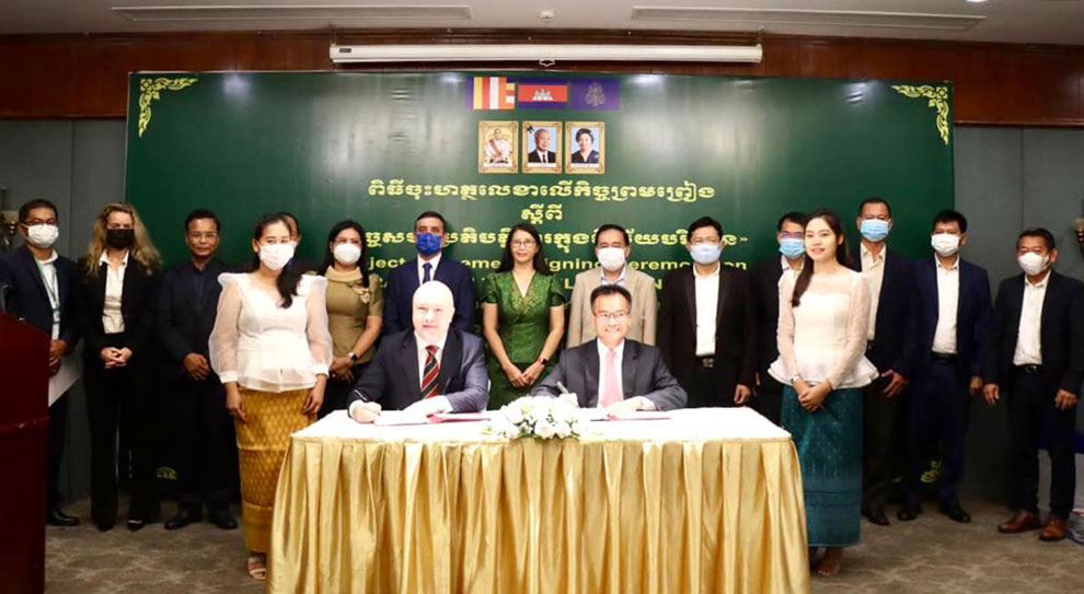 The signing ceremony was held in in Phnom Penh and presided over by ministry secretary of state Sao Sopheap and Wildlife Alliance country director John Willis. MoE