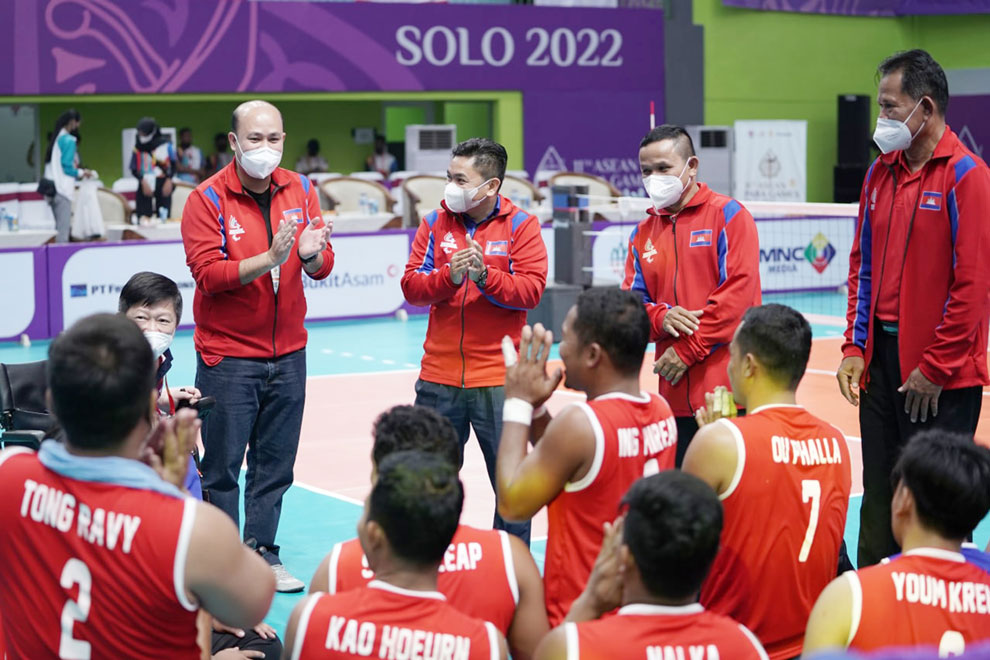 Hun Many, president of the Union of Youth Federations of Cambodia, talks to Cambodian athletes. SPM