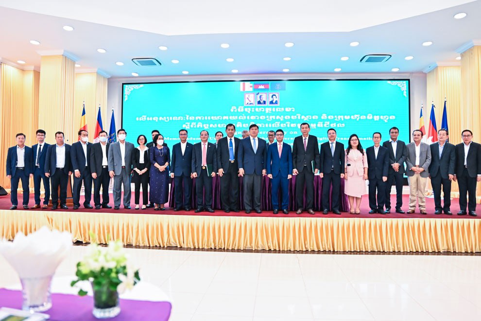 Minister of Environment HE Say Samal and Metfone CEO Phung Van Cuong, along with representatives of the ministry and Metfone, attended the signing ceremony. SUPPLIED