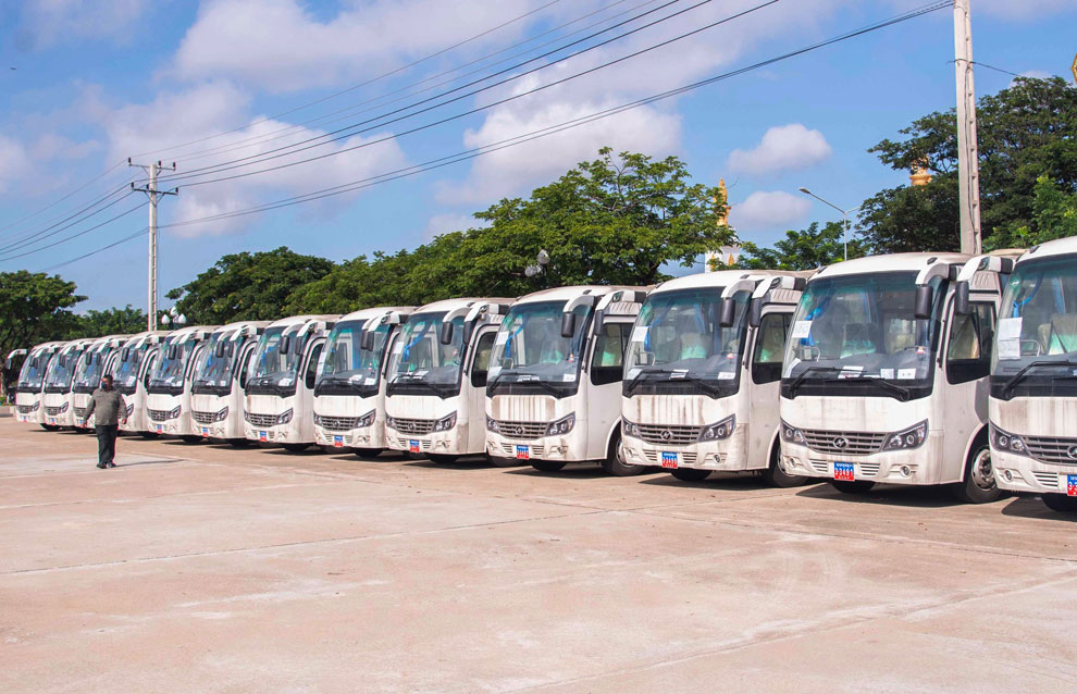 The Chinese government donates a total of 150 buses and other vehicles to the Cambodian defence ministry at a ceremony held at the Win-Win Monument in the capital’s Chroy Changvar district on September 1. TEA BANH VIA FB