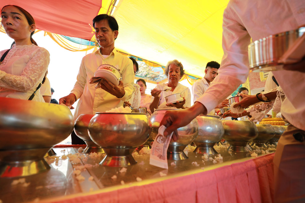 Buddhist devotees take part in rituals at Prek Leap Pagoda in the capital’s Chroy Changvar district for the 1st Kan Ben Day, the first of the 15-day  Pchum Ben observance, on September 11.