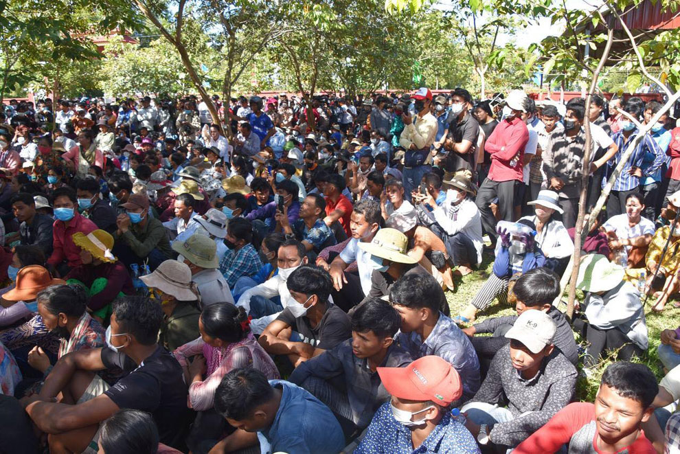 Hundreds of residents in six villages of Banteay Srei district’s Preah Dak commune come to meet Minister of Land Management, Urban Planning and Construction Chea Sophara this morning. CHEA SOPHARA VIA FACEBOOK
