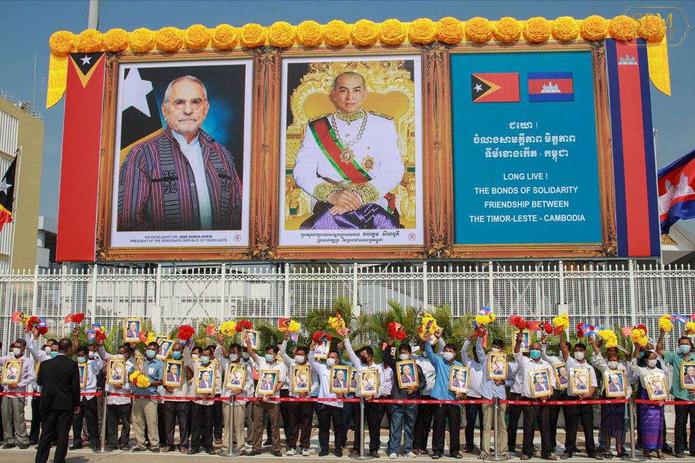 A billboard and group of people await to welcome East Timorese President Jose Ramos-Horta to Cambodia on October 19, as he begins a three-day visit aimed to strengthen bilateral relations. SPM