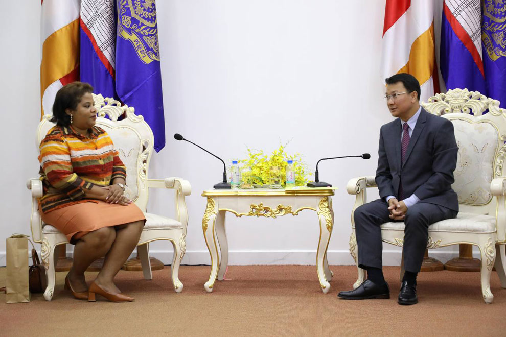 Minister of Agriculture, Forestry and Fisheries Dith Tina meeting with Cuban ambassador Liurka Rodriguez Barrios on December 5 . AGRICULTURE MINISTRY