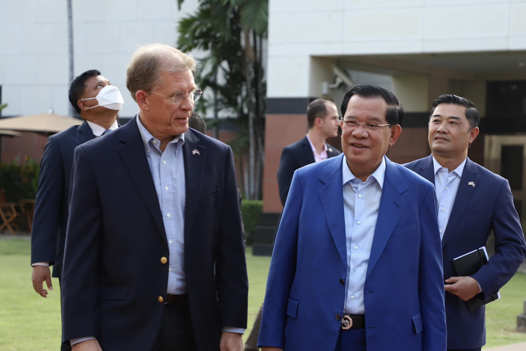 US ambassador Patrick Murphy welcomes Prime Minister Hun Sen. US EMBASSY IN PHNOM PENH