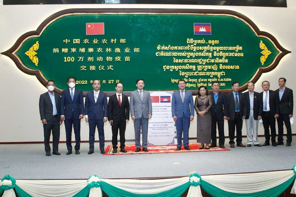 Agriculture minister Dith Tina (centre right) receives 500,000 doses each of two types of livestock vaccines from China through the Chinese embassy in Cambodia on December 27.