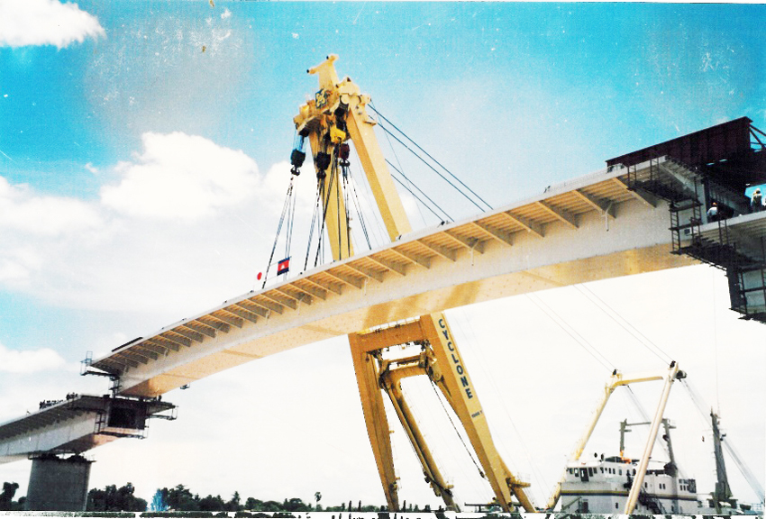 The destroyed central span of Phnom Penh’s Chroy Changvar Bridge is replaced in 1993. PHOTO SUPPLIED