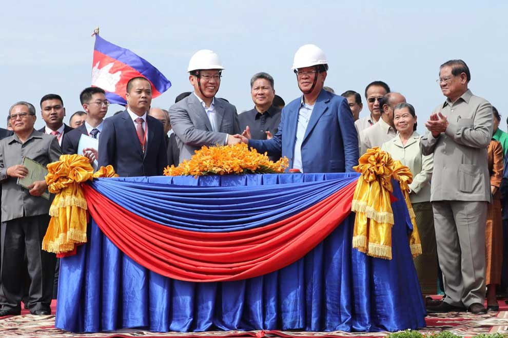 Prime Minister Hun Sen shakes hands with Chinese ambassador Wang  Wentian at the groundbreaking ceremony of the Phnom Penh-Bavet Expressway on June 7. AKP