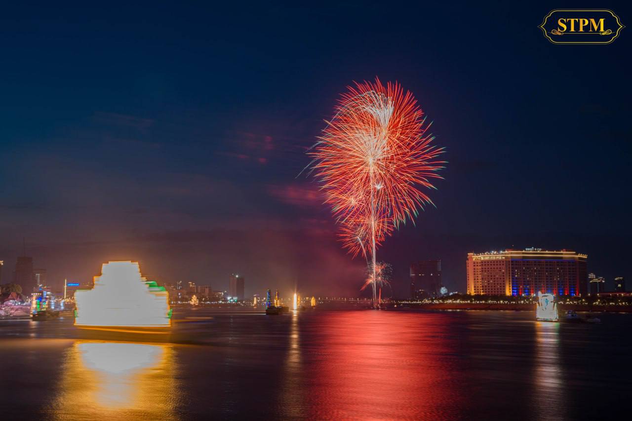 Spectators immerse themselves in boat races on the second day of Phnom Penh's Water Festival on November 27. STPM