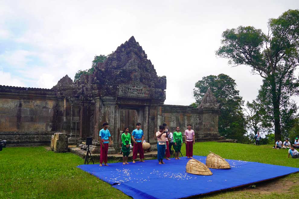 An art performance welcomes participants to the Preah Vihear Temple Run in July last year. NAPV