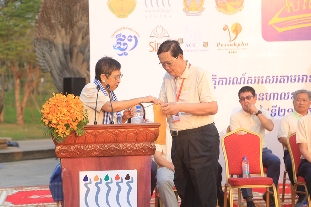 The competition was opened by Minister of Culture and Fine Arts Phoeurng Sackona.  Eight-hundred participants took place in the event, which allowed contestants of all ages. 