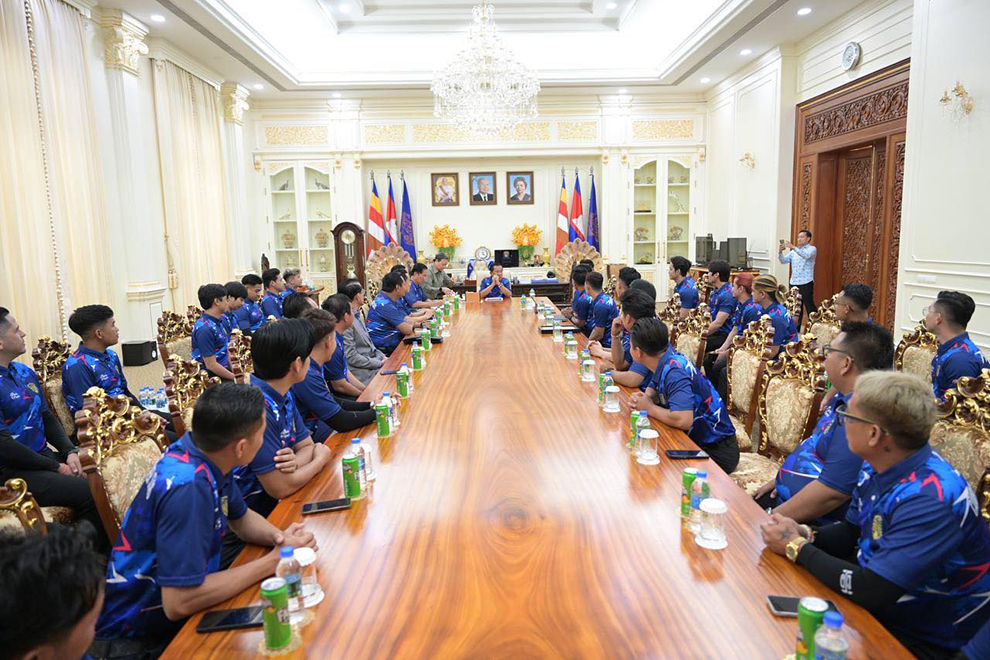 Senate president Hun Sen, who will coach both sides, meets with the well-known members of the teams on April 25. SHS