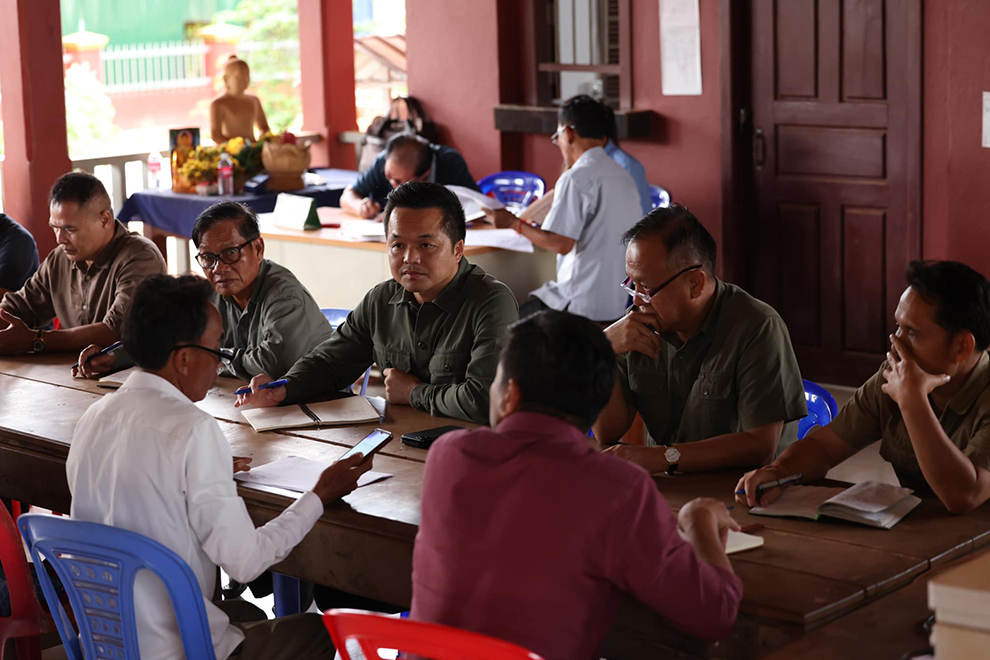 Khim Finan (centre), spokesman for the agriculture ministry, meeting with Neang Am modern agriculture community. Khin Finan