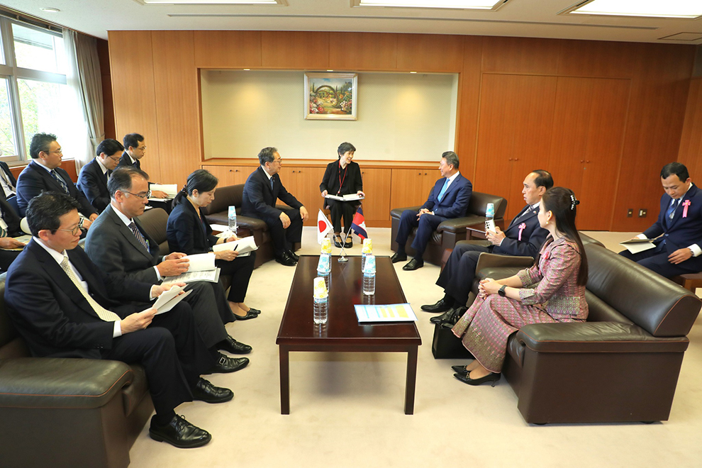 Sun Chanthol, first vice-president of the Council for the Development of Cambodia (CDC) met with Saito Tetsuo, Minister of Land, Infrastructure, Transport and Tourism of Japan on May 23 in Japan’s Tokyo. CDC