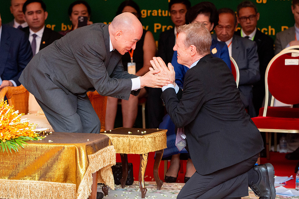 King Norodom Sihamoni (left) praised Scott Neeson, founder of the Cambodian Children’s Fund (CCF), for his excellent work in support of some of the Kingdom’s most vulnerable children over the past two decades. CCF