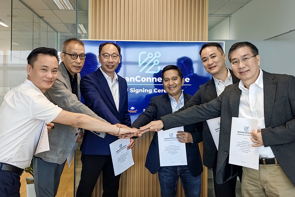 Pictured, left to right: Tran Hai Duong, Chairman & Chief Executive Officer, FPT INTERNATIONAL TELECOM COMPANY LIMITED; Kelvin Law, Chief Executive Officer, NEOCOM ISP LIMITED; Jasper Tan, Vice President, APT SATELLITE COMPANY LIMITED; Indarto, Chief Executive Officer, TELEKOMUNIKASI INDONESIA INTERNATIONAL PTE. LTD. ; Louis Teng, Group Chief Executive Officer, SUPER SEA CABLE NETWORKS PTE LTD ; Suwat Punnachaiya, Board of Directors, INTERLINK TELECOM PUBLIC COMPANY LIMITED