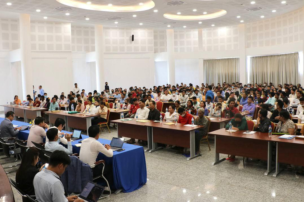 Ky Tech, head of the government's legal team, meets with victims of disgraced former Oknha Leng Channa’s Brilliant City World project in Phnom Penh on June 2. Supplied