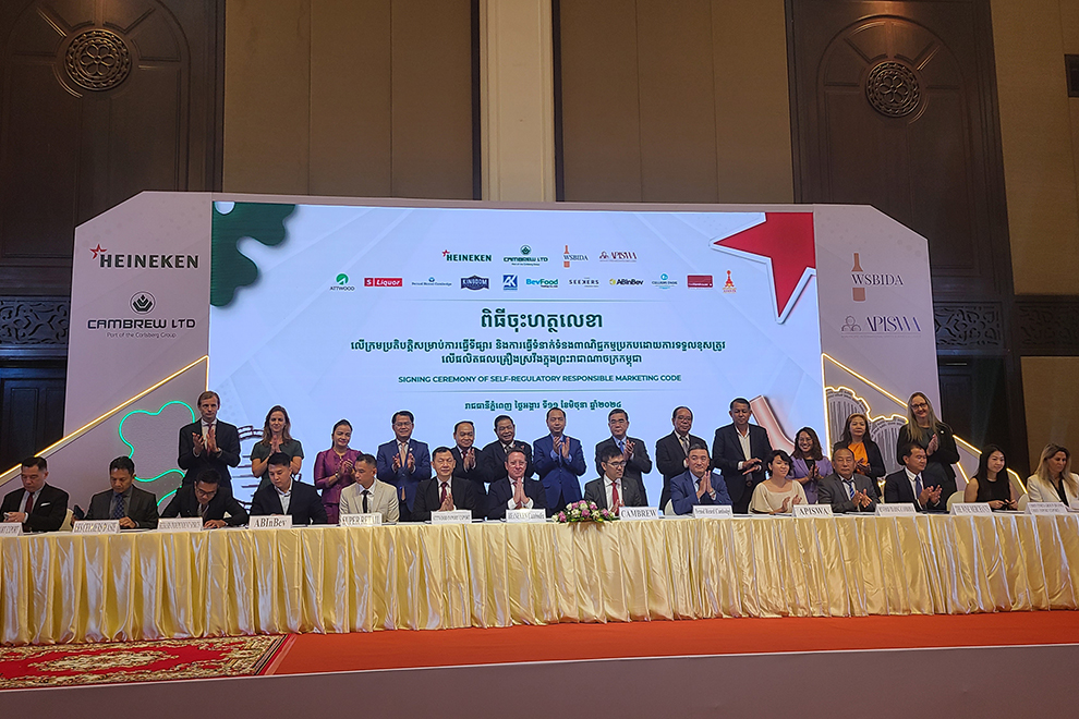 The signatories to the new code thank the attendees of the ceremony, who witnessed the launch of the new initiative. Hong Raksmay