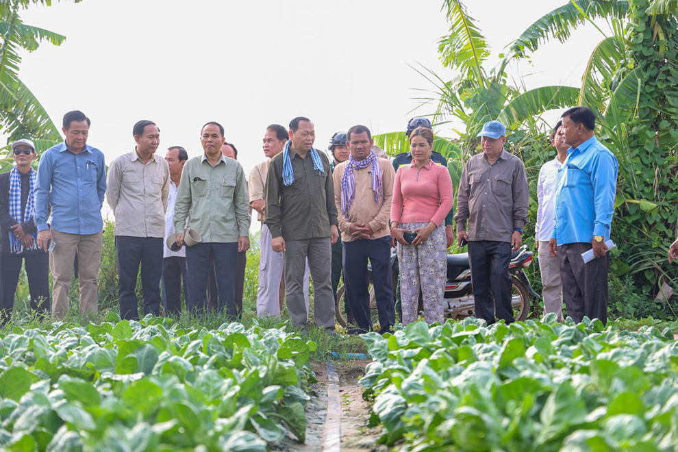 Rural development minister Chhay Rithisen (centre-left) will designate Koh Peam Raing as a model village, making it the first in Prey Veng province. Rural Development Ministry