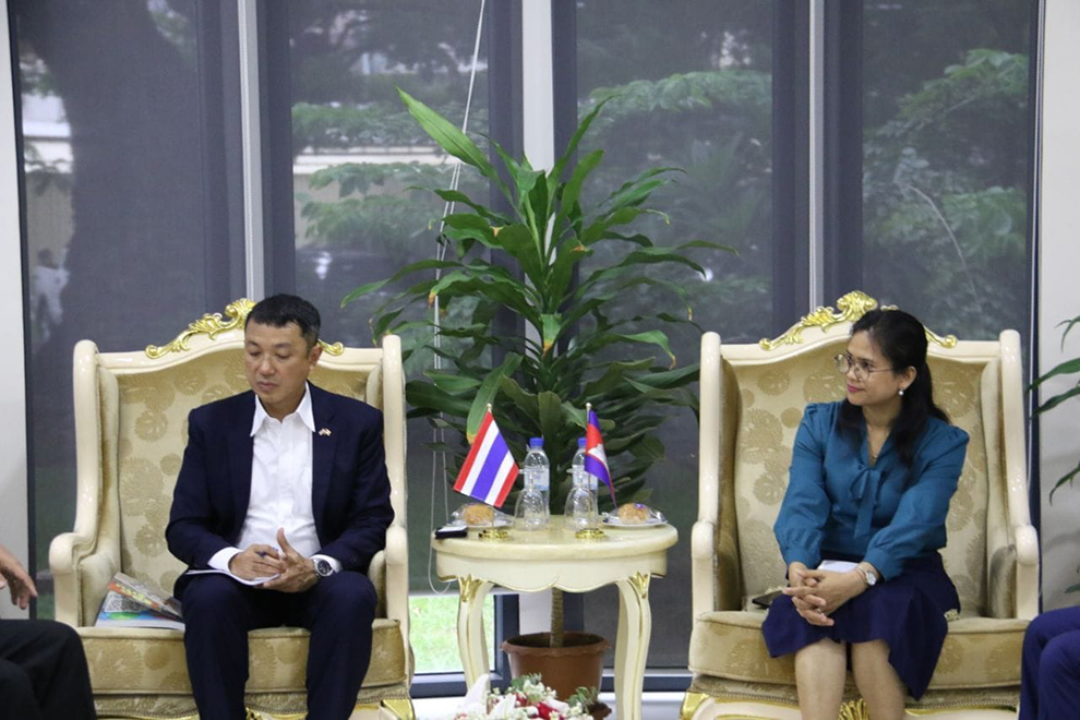 Suphaphat Hib Orsot (left), advisor in charge of drug issues at the Thai Embassy in Cambodia, and Phana Veunida, deputy secretary-general of the Cambodian Development Cooperation Board (CDCB) of the Council for the Development of Cambodia (CDC), met in Phnom Penh on August 2. NACD