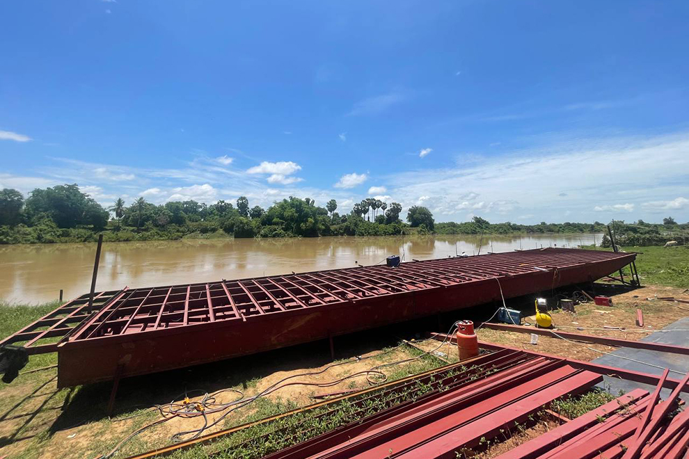 The ferry under construction in Kampong Thom province. The vessel, now complete, measures 18.5m in length and 3.60m in width and has a maximum capacity of 13.5 tonnes. Kampong Thom provincial transport department