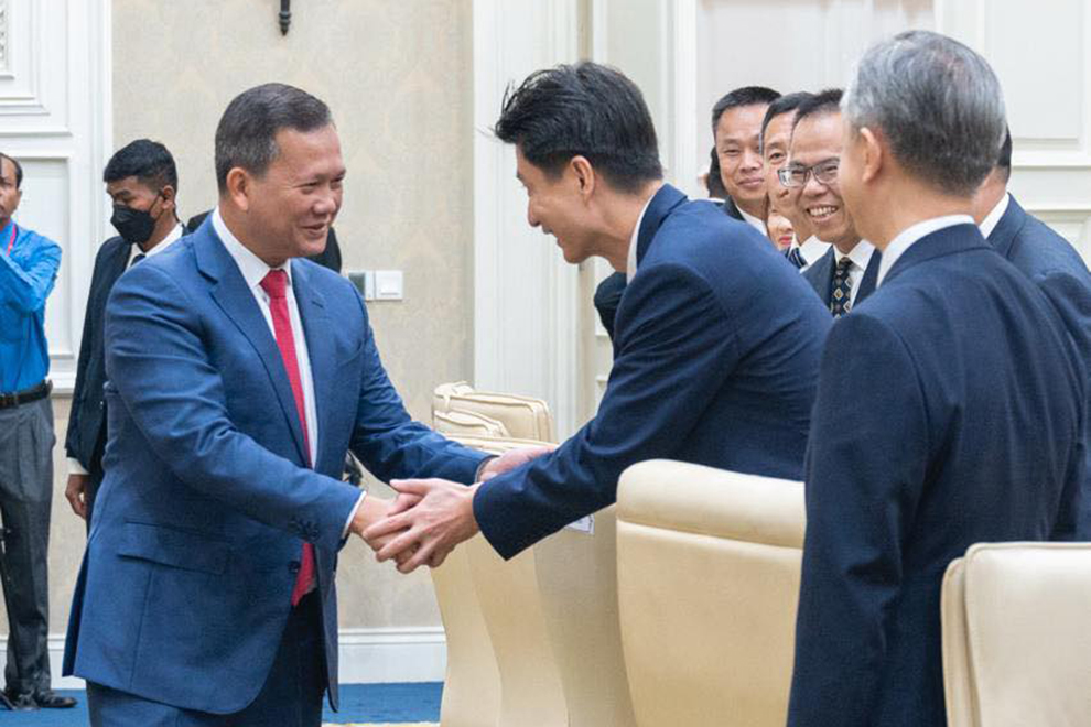Prime Minister Hun Manet shakes hands with China’s Wen Zhanbin (right), party secretary of Guangdong province’s Shantou city, during an August 13 meeting in Phnom Penh. STPM
