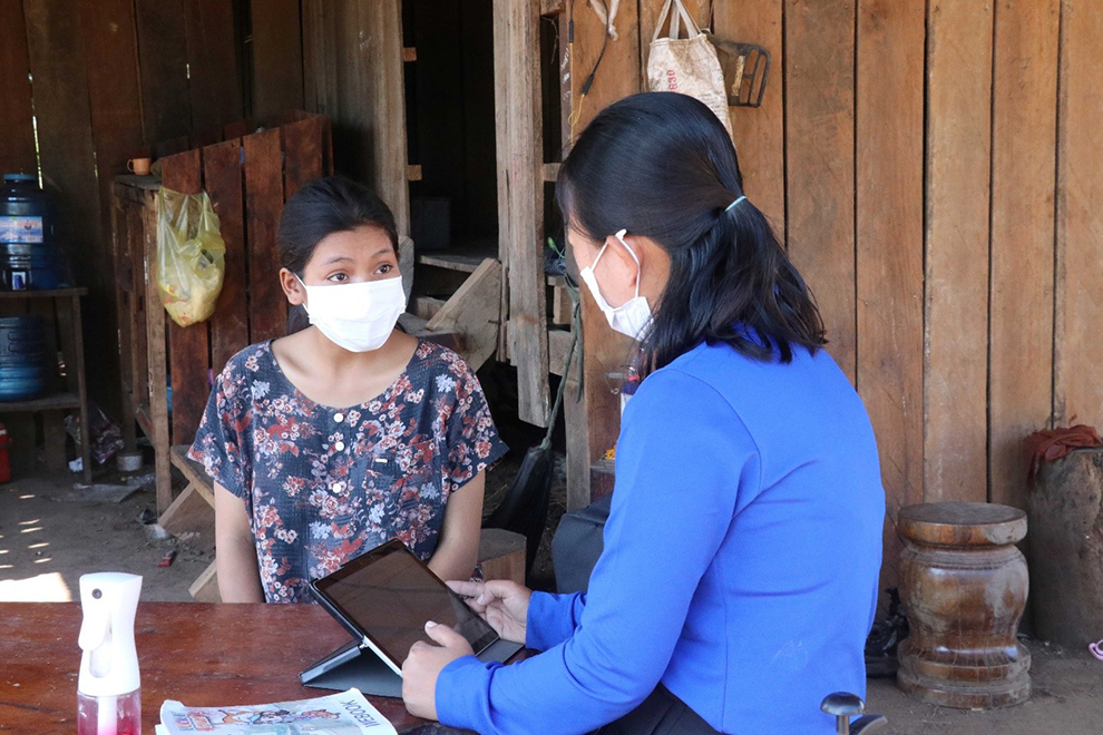 A field interviewer, equipped with a GIZ-funded tablet through UNFPA, connects with a Cambodian family during the 5th Demographic Health Survey in 2021. The use of digital technology in data collection revolutionises how Cambodia gathers vital health and demographic information, setting the stage for impactful public health policies and interventions. Supplied