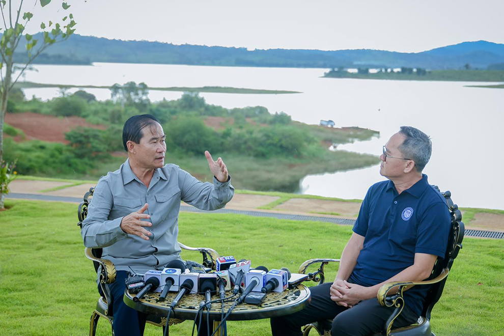 Pursat provincial governor Khoy Rida (left) speaks with Puy Kea, president of the Club of Cambodian Journalists, during a press conference last week. Pursat provincial hall