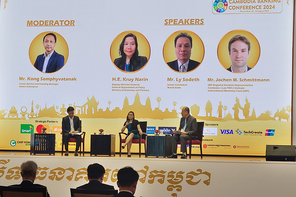 Kruy Narin (centre), deputy director-general of the finance ministry’s General Department of Policy, takes part in a panel discussion at the 2024 Cambodia Banking Conference, in Phnom Penh on August 22. Hong Raksmey