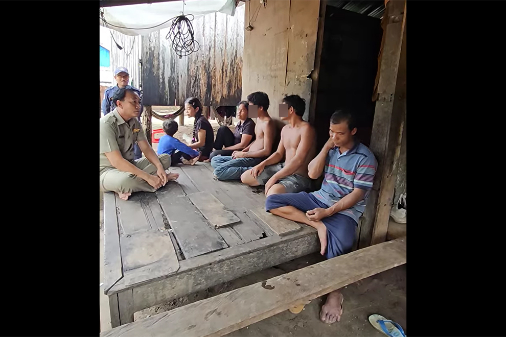 For early-stage drug users, the Ream commune council team provides education and guidance, and warns them not to continue using them. Hin Treung