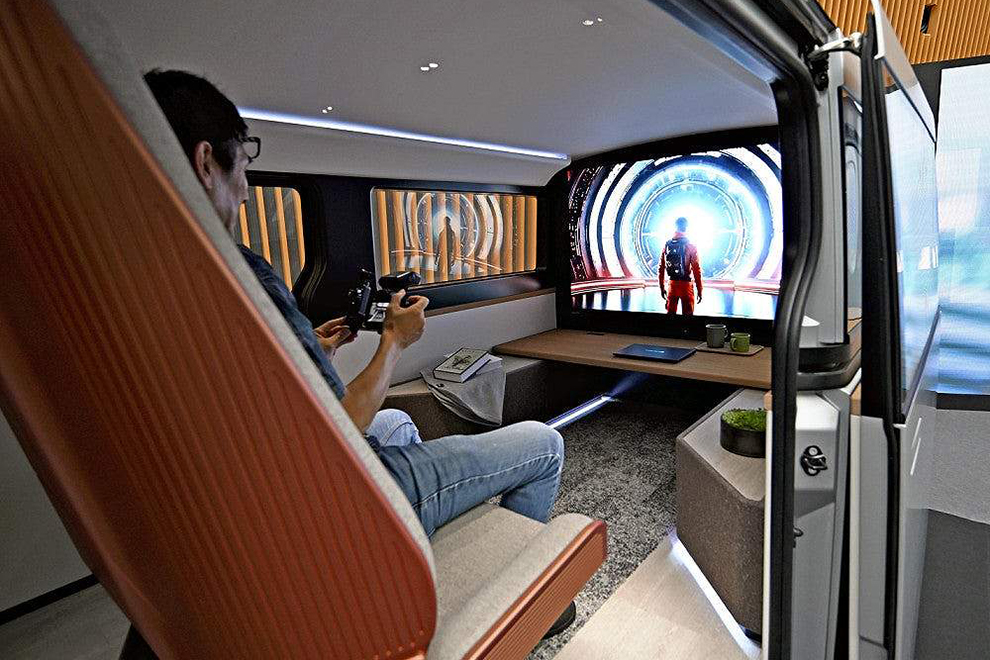 Sharp’s concept model of an electric vehicle, the LDK+. The rear seats can be swiveled around so that passengers can enjoy watching movies. he Japan News