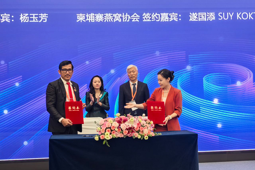 Khmer Swiftlet Association (KSA) president Suy Kokthean (left) and representatives of the Guangxi customs department signed an MoU on September 26 during the China-ASEAN Expo in Nanning, China. Supplied