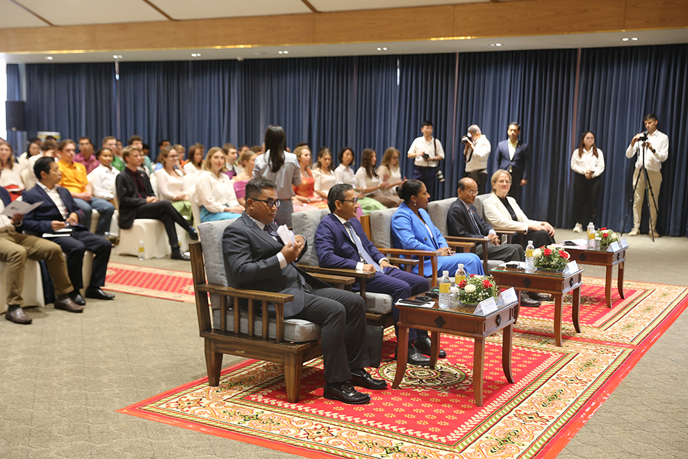 From left to right: Takeo provincial deputy governor Ly Saveth, foreign ministry secretary of state Nom Piseth, US embassy Chargé d’Affaires Bridgette L. Walker, education ministry undersecretary of state Put Samith and Peace Corps country director Kim Mansaray chair the swearing-in ceremony on October 18. Hong Raksmey
