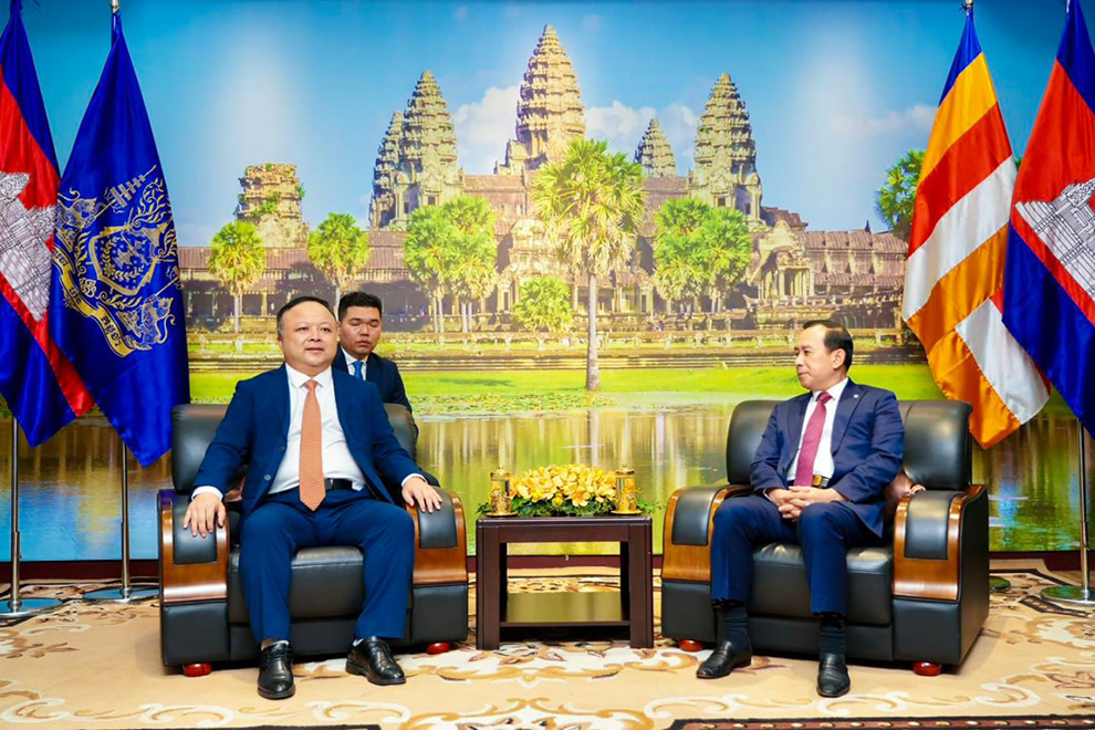 Zhan David, CEO of Cambodia Angkor Air, meets with tourism minister Huot Hak at the tourism ministry headquarters on October 16. Tourism ministry