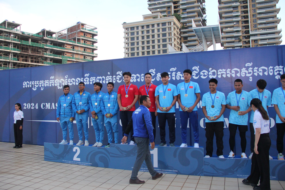 Hem Kiri wears gold, silver and bronze medals at the closing ceremony of the 2024 ASEAN Swimming Championships on Tuesday. Photo by Chhon Nonn