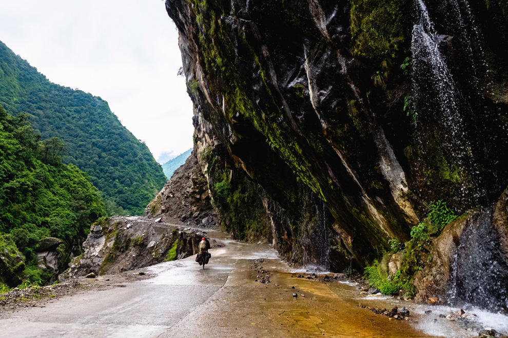A treacherous mountain road from Jomsom to Muktinath, via Mustang, in Nepal. Tiv Dararith