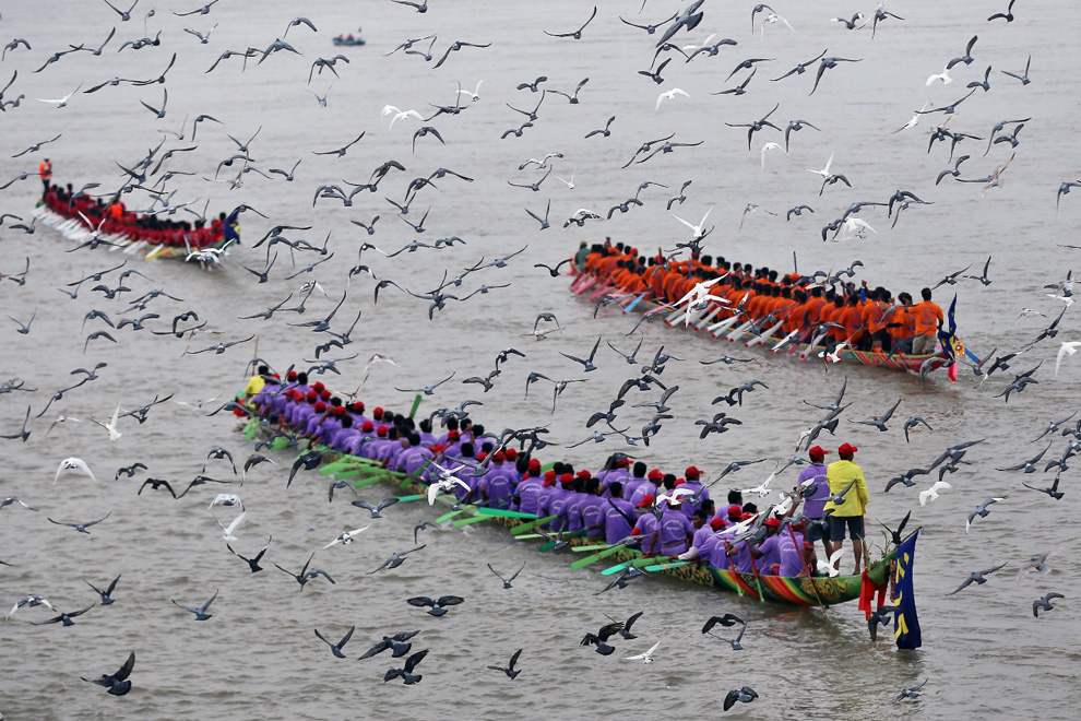 Oarsmen paddle upstream on the Tonle Sap River to prepare for their next race, during the 2017 Water Festival. Post staff